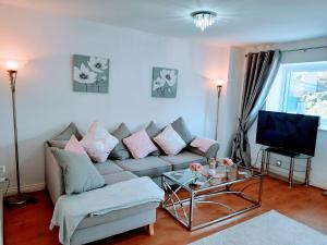 a living room with a couch and a tv at No 10 Brixham ( With Free Parking ) in Brixham