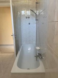 La salle de bains est pourvue d'une baignoire, d'une douche et d'un lavabo. dans l'établissement Sun Suite Sorrento center, à Sorrente