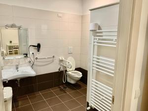 バーリにあるRomanoB&Bのバスルーム(トイレ、洗面台付)