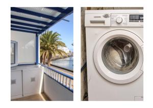 - un lave-linge à côté d'un balcon avec un palmier dans l'établissement Casa Jolatero Ventana al Charco, à Arrecife