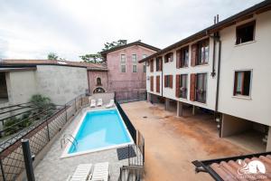 een uitzicht over een zwembad op een gebouw bij Antica Corte in Moniga