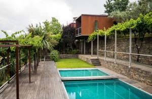 a swimming pool in the backyard of a house at Vila Marim Country Houses in Mesão Frio