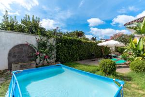 una piscina en el patio de una casa en The Rosa's Luxury House, en Alezio