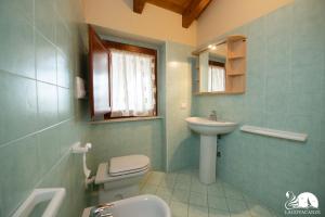 een badkamer met een toilet en een wastafel bij Antica Corte in Moniga