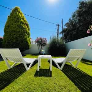 キサモスにあるSunny Villaの庭に白い椅子2脚とテーブル