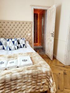 a bedroom with a large bed with a tufted headboard at Villa Blue Mare in Ustronie Morskie