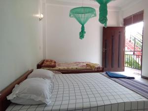 ein Schlafzimmer mit einem Bett in einem Zimmer mit einem Fenster in der Unterkunft Mila Rest Garden in Mirissa