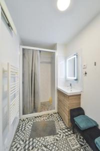 een badkamer met een douche en een wastafel bij Fly Away & Netflix in Bourges