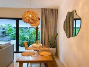 un salon avec une table et un canapé dans l'établissement Ipana by Andiani Travel, à Playa del Carmen