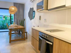 une cuisine et une salle à manger avec une table et un comptoir dans l'établissement Ipana by Andiani Travel, à Playa del Carmen 24 autres photos