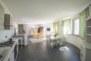 cocina y sala de estar con mesa y sillas en Gli Zerbi, en Gavi