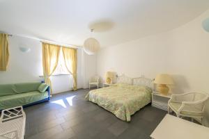 1 dormitorio con 1 cama y 1 sofá en Gli Zerbi, en Gavi