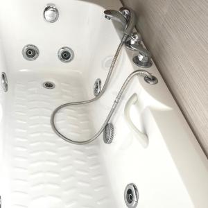 a shower with a stethoscope on a bathtub at Cabo Negro, La Cassia 2 bedrooms appartment , shared pool , 150 m away from the Beach, and Golf course in Martil