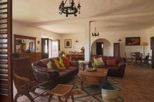 uma sala de estar com dois sofás e uma mesa em Monte Ribeira de Mures em Évora