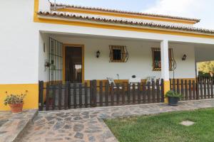 uma casa com uma cerca de madeira em frente em Monte Ribeira de Mures em Évora