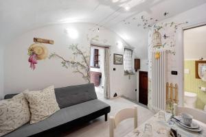 a living room with a couch and a table at La casa tonda in Dolceacqua