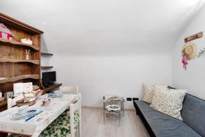 a living room with a couch and a table at La casa tonda in Dolceacqua