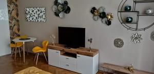 Televízia a/alebo spoločenská miestnosť v ubytovaní Apartment Jakubská 676