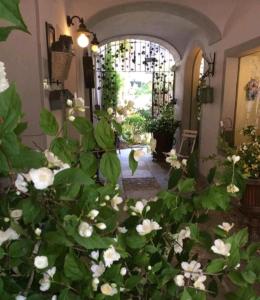una habitación con un ramo de flores blancas en La Casa sul Giardino- GARDEN HOUSE en Novi Ligure