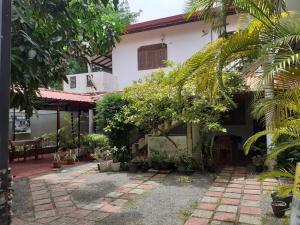 Taman di luar Mila Rest Garden