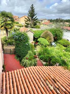 サンシェンショにあるA Casa da Ponteのタイル張りの屋根の庭園を望む