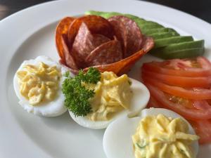 einen Teller Eier und Gemüse auf einer Platte in der Unterkunft Hibon Lodge in Hekpoort