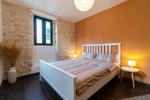 una camera con un grande letto bianco di Corfu Pigeon Nest a Città di Corfù