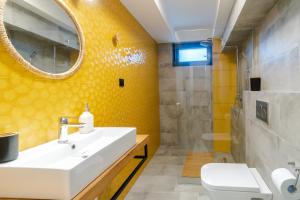y baño con lavabo, espejo y ducha. en Corfu Pigeon Nest en Corfú