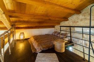 een slaapkamer met een bed in een kamer met houten plafonds bij Corfu Pigeon Nest in Corfu-stad