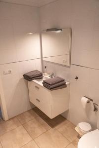 een badkamer met een wastafel en een toilet bij Departamento Ingrid in Puerto del Carmen