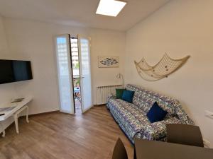 uma sala de estar com um sofá e uma mesa em Appartamenti Mondo Per Te em Santa Margherita Ligure