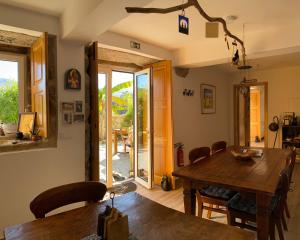 a dining room with a wooden table and chairs at Quinta Labruja in Labruja
