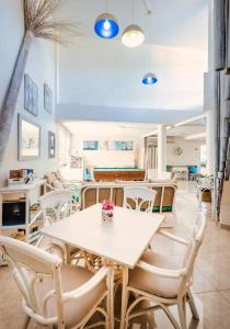 Alper Apartments Mallorca في بالمانوفا: غرفة طعام مع طاولة وكراسي