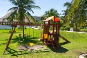 einen Spielplatz in einem Park mit Schaukel in der Unterkunft Amara By Andiani in Cancún