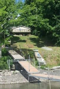 Gallery image of Cheerful 2 bedroom cottage with direct waterfront in Ticonderoga