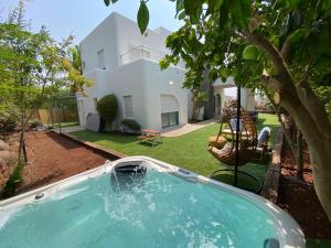 een zwembad in de tuin van een huis bij Nirvana Maayan Baruh in Ma‘yan Barukh