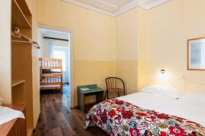 1 dormitorio con 1 cama, 1 mesa y 1 silla en Rustico by Al Giardinetto en Biasca