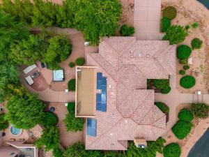 una vista sul tetto di una casa di Amazing Luxury Home with Hot Tub & Views a Sedona