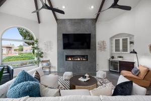 A seating area at Amazing Luxury Home with Hot Tub & Views