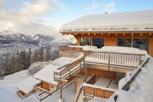 een blokhut in de sneeuw met uitzicht bij Egg SAUNA & LUXURY chalet 16 pers by Alpvision Résidences in Veysonnaz