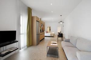 - un salon avec un canapé et une télévision dans l'établissement Linaje del Pago Castellana, à Tacoronte