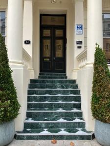 una puerta principal con escaleras delante de un edificio en MSK Elite, en Londres