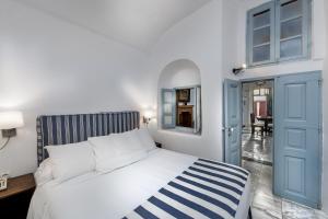 Una cama o camas en una habitación de Aigialos Luxury Traditional Settlement
