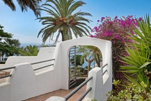 a white stairway with flowers and palm trees at Linaje del Pago Malvasia in Sauzal