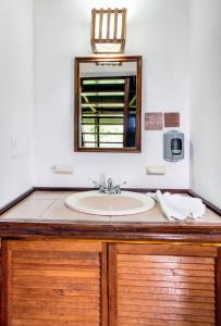 y baño con lavabo y espejo. en Las Guacamayas Lodge Resort, Selva Lacandona, Chiapas México, en Tlatizapán