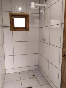 a bathroom with a shower with a window at Recanto do Vale Glamping in Pomerode