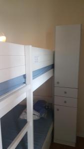 Katil dua tingkat atau katil-katil dua tingkat dalam bilik di La Soleillade, studio cabine avec terrasse, 2 personnes, 23 m2
