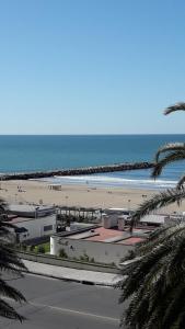 uma vista para uma praia com edifícios e o oceano em Playa Grande Studio Golf y Playa em Mar del Plata