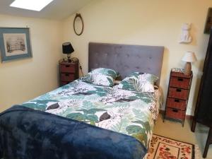 um quarto com uma cama com um edredão azul em Le Breval em Colroy-la-Roche