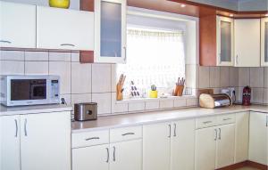 Kuchyňa alebo kuchynka v ubytovaní 4 Bedroom Stunning Home In Kamien